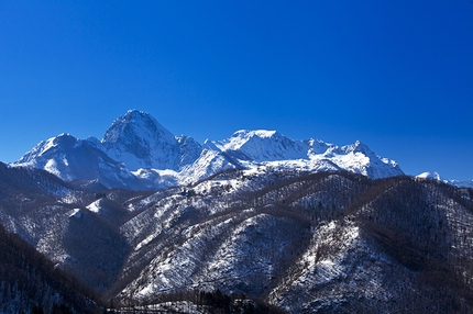 Apuane alpinismo invernale - Pania Secca (a sin.) e Pania della Croce fotografate da Nord-Est