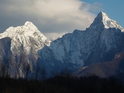 Apuane alpinismo invernale - I due piccoli giganti delle Apuane Settentrionali, Pisanino a sinistra e Pizzo d'Uccello a destra