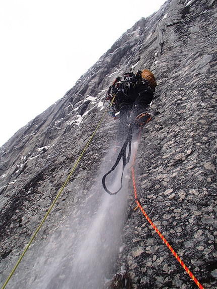 Trollveggen Troll Wall, Norvegia, Marek Raganowicz, Marcin Tomaszewski - Marek Raganowicz e Marcin Tomaszewski durante la prima salita di Katharsis (1100m, A4/M7) Trollveggen Troll Wall, Norvegia