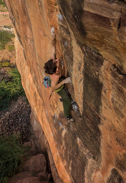 Nicolas Favresse climbs Ganesh trad at Badami in India