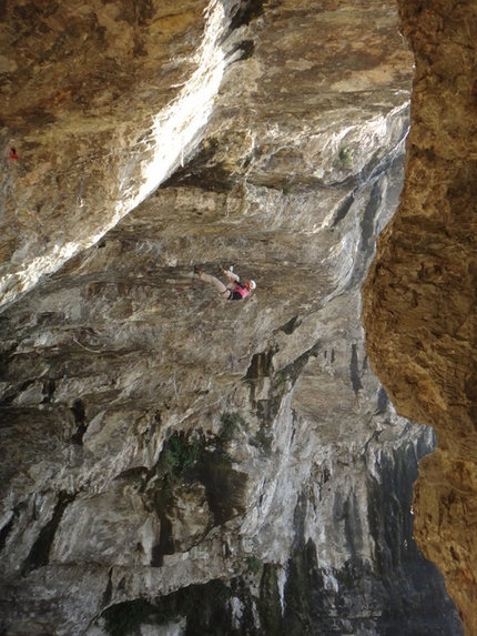 Lucie Hrozová repeats Low G Man at Bus del Quai di Iseo