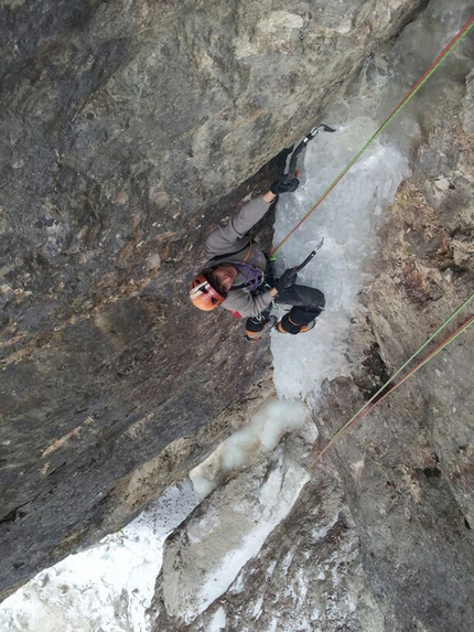 Vallunga, Adam Holzknecht, Alex Walpoth, Amore e ombra - Alex Walpoth making the first ascent of Amore e ombra (160m, M9, VIII, WI5) Col Turont, Vallunga, Dolomites.