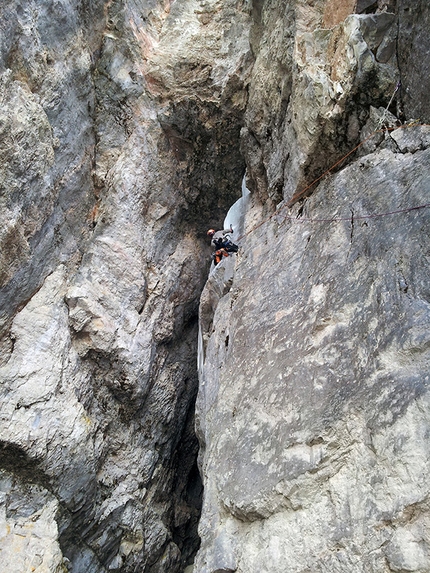 Vallunga, Adam Holzknecht, Alex Walpoth, Amore e ombra - Alex Walpoth making the first ascent of Amore e ombra (160m, M9, VIII, WI5) Col Turont, Vallunga, Dolomites.