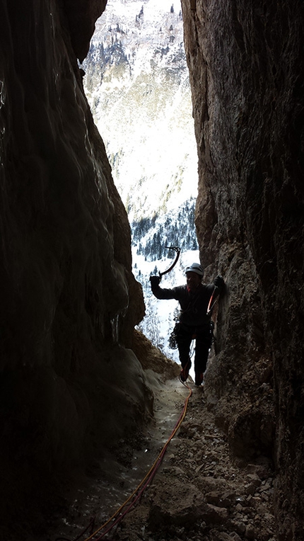 Vallunga, Adam Holzknecht, Alex Walpoth, Amore e ombra - Adam Holzknecht making the first ascent of Amore e ombra (160m, M9, VIII, WI5) Col Turont, Vallunga, Dolomites.