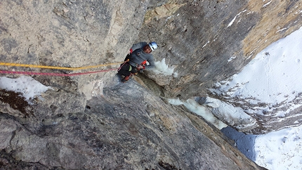 Vallunga, Adam Holzknecht, Alex Walpoth, Amore e ombra - Adam Holzknecht making the first ascent of Amore e ombra (160m, M9, VIII, WI5) Col Turont, Vallunga, Dolomites.