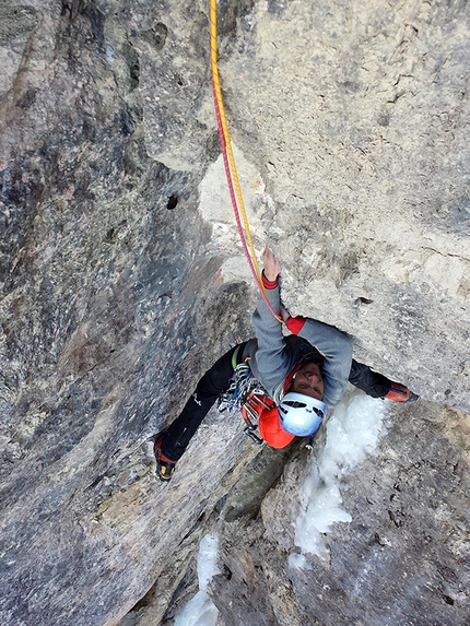 Vallunga, Adam Holzknecht, Alex Walpoth, Amore e ombra - Adam Holzknecht making the first ascent of Amore e ombra (160m, M9, VIII, WI5) Col Turont, Vallunga, Dolomites.