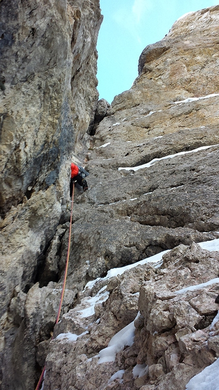 Vallunga, Adam Holzknecht, Alex Walpoth, Amore e ombra - Adam Holzknecht making the first ascent of Amore e ombra (160m, M9, VIII, WI5) Col Turont, Vallunga, Dolomites.