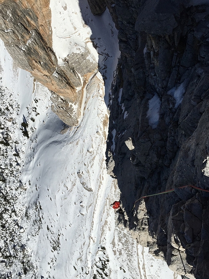 Cima Scotoni, Simon Gietl, Gerry Fiegl, Waffenlos - Simon Gietl e Gerry Fiegl durante la loro salita invernale di Waffenlos, Cima Scotoni, Dolomiti