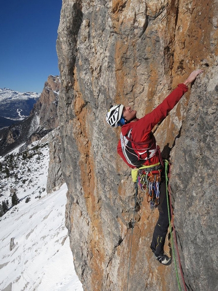 Cima Scotoni, Simon Gietl, Gerry Fiegl, Waffenlos - Simon Gietl e Gerry Fiegl durante la loro salita invernale di Waffenlos, Cima Scotoni, Dolomiti