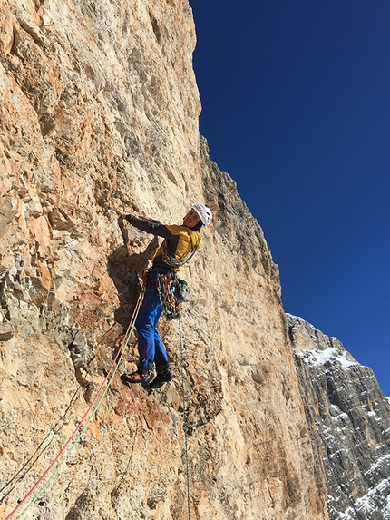 Cima Scotoni, Simon Gietl, Gerry Fiegl, Waffenlos - Simon Gietl e Gerry Fiegl durante la loro salita invernale di Waffenlos, Cima Scotoni, Dolomiti