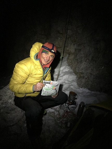 Cima Scotoni, Simon Gietl, Gerry Fiegl, Waffenlos - Simon Gietl e Gerry Fiegl durante la loro salita invernale di Waffenlos, Cima Scotoni, Dolomiti