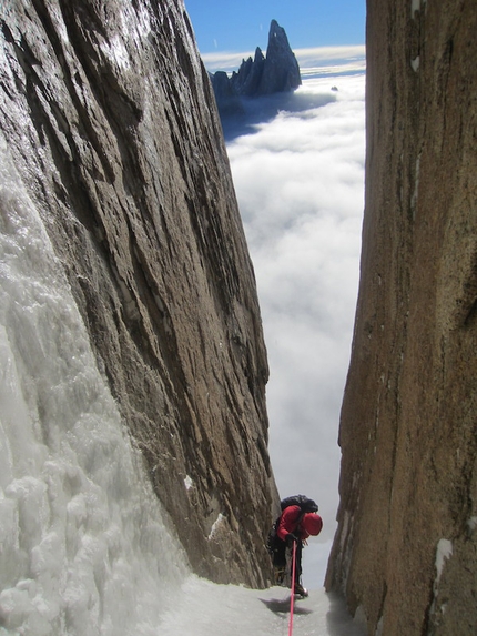 Colin Haley, Alex Honnold, Torre traverse, Patagonia - Alex Honnold in the Exocet chimney, Cerro Stanhardt