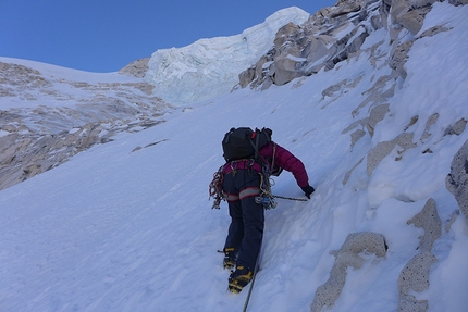 Shivling, Daniela Teixeira, Paulo Roxo - Paulo Roxo on the last pitches just before giving up the attempt. Menacing seracs barrier just above.