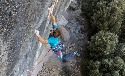 Chris Sharma climbing El bon combat at Cova de Ocell