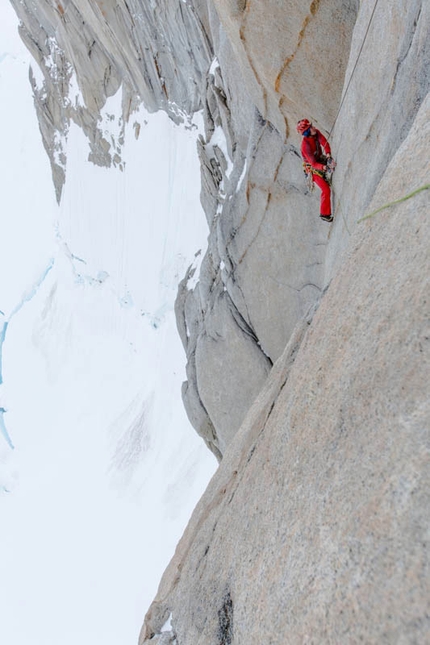 Fitz Roy Ragni route, Patagonia - Free climbing the via dei Ragni, pitch 8 (in descent), 2015