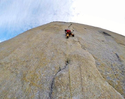 Fitz Roy Via dei Ragni, Patagonia - Tobias Wolf sale a vista il tiro chiave della voie des benitiers al Mocho (7b+)