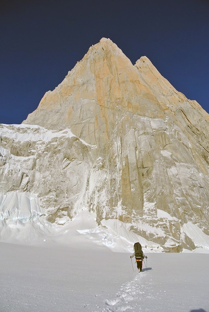 Fitz Roy Via dei Ragni, Patagonia - La parete Est del Fitz Roy, completamente innevata, prima dell'ultimo tentativo