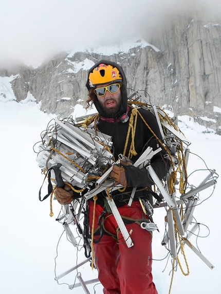 Fitz Roy Via dei Ragni, Patagonia - Inaki Coussirat traporta 35 kg di scalette metalliche a Paso Superior