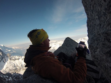 Tom Ballard, Petit Dru, Monte Bianco - Tom Ballard si riposa nella nicchia dopo 2 ore e 30 minuti di salita sulla via Allain - Leininger sul Petit Dru. C'è ancora molto da fare...