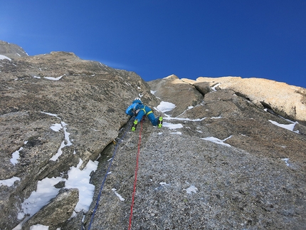 Pyramide du Tacul, Monte Bianco - Matt Helliker su un tratto di misto durante l'apertura di Mastabas (M7, 250m), Pyramide du Tacul, Monte Bianco