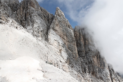 Bivacco Fanton, Marmarole, Dolomiti - La vista esterna del nuovo Bivacco F.lli Fanton sulle Marmarole (BL)