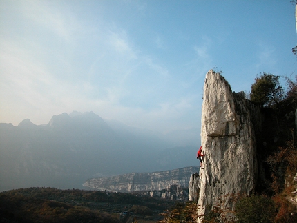 Nago, Arco - La bellissima Cato/Zulu 6b+ a Nago, una delle falesie più frequentate di Arco