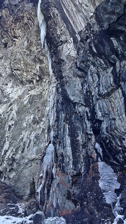 Ötztal, Austria - Hansjörg Auer e Gerhard Fiegl durante la prima salita di Elfenbein (M7/ WI7), Ötztal, Austria