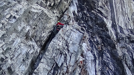 Ötztal, Austria - Hansjörg Auer e Gerhard Fiegl durante la prima salita di Elfenbein (M7/ WI7), Ötztal, Austria