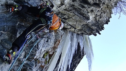 Ötztal, Austria - Hansjörg Auer e Gerhard Fiegl durante la prima salita di Elfenbein (M7/ WI7), Ötztal, Austria