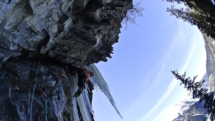 Ötztal, Austria - Hansjörg Auer e Gerhard Fiegl durante la prima salita di Elfenbein (M7/ WI7), Ötztal, Austria