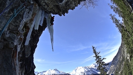 Ötztal, Austria - Hansjörg Auer e Gerhard Fiegl durante la prima salita di Elfenbein (M7/ WI7), Ötztal, Austria