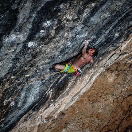 Magnus Midtbø climbs Papichulo at Oliana