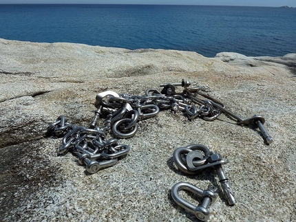 Cala Usai, Villasimius, Sardegna - I lavori di riattrezzatura delle vie d'arrampicata a Cala Usai - Villasimius in Sardegna.