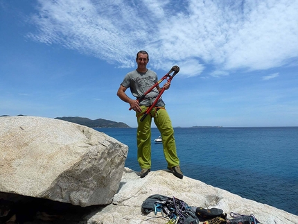 Cala Usai, Villasimius, Sardegna - Maurizio Oviglia durante i lavori di riattrezzatura delle vie d'arrampicata a Cala Usai - Villasimius in Sardegna.