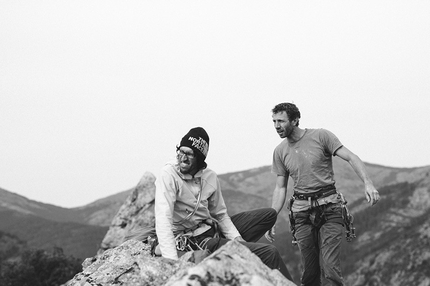 Capu Cascioni, Corsica, Hansjörg Auer, Much Mayr - Hansjörg Auer e Much Mayr durante la prima salita di Le Petit Prince (8a, 400m), una nuova via di più tiri sulla parete ovest di Capu Cascioni in Corsica.