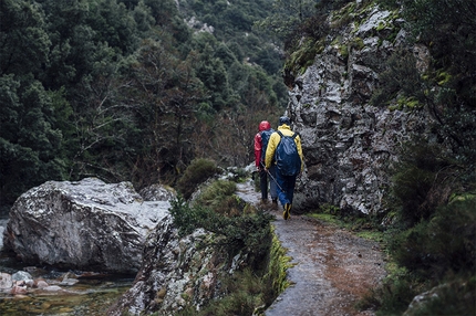 Capu Cascioni, Corsica, Hansjörg Auer, Much Mayr - Hansjörg Auer e Much Mayr durante la prima salita di Le Petit Prince (8a, 400m), una nuova via di più tiri sulla parete ovest di Capu Cascioni in Corsica.