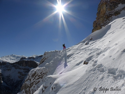 La Piera, Vallunga, Dolomiti - Andrea Gamberini in avvicinamento verso La Piera, Vallunga, Dolomiti