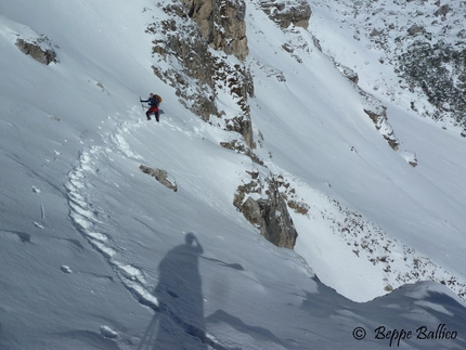 La Piera, Vallunga, Dolomiti - Beppe Ballico nella cengia d'avvicinamento verso La Piera, Vallunga, Dolomiti