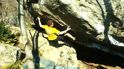 Riccardo Piazza climbs Ultimo dei Moicani 8B+ at Amiata