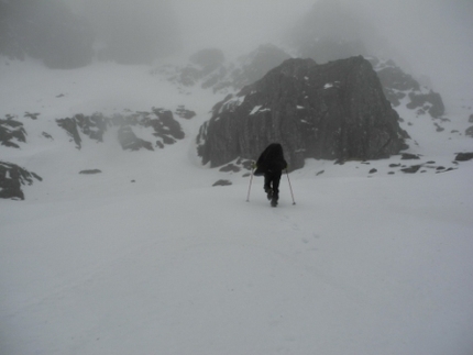 Scozia arrampicata invernale, Gian Luca Cavalli, Marcello Sanguineti - Dietro le nebbie si intuisce il Church Door  Buttress