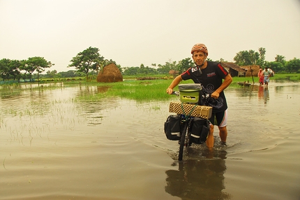 Caravanserai, Sebastiano Audiso, Valter Perlino, Himalaya - Sebastiano Audisio durante la traversata integrale da sud a nord - Bangladesh