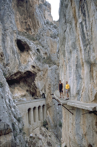 El Caminito del Rey, El Chorro, Spagna - Roberto Casanova e Massimo da Pozzo sul vecchio El Cammino del Rey, El Chorro