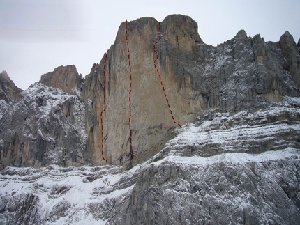 Brogles, Odle, Dolomiti - La parete di Brogles, Odle, Dolomiti e le vie Franz Runggaldier (VIII, 200m), Rudi Runggaldier (6 A2, 220m) e L Cator (VIII + A1, 180m)