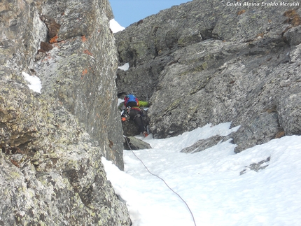 Di mamma ce n’è una sola, Monte Foscagno, Alta Valtellina - Eraldo Meraldi e Stefano Bedognè durante la prima salita di 'Di mamma ce n’è una sola' (280m, III, M6, neve max 60°) Monte Foscagno (Alpi Retiche)