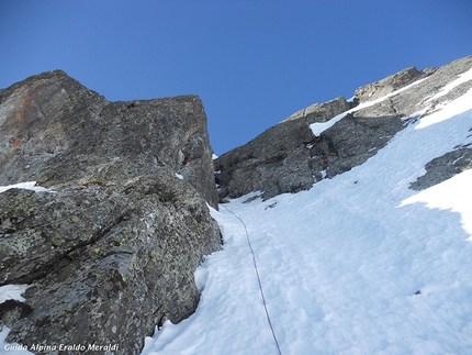 Di mamma ce n’è una sola, Monte Foscagno, Alta Valtellina - Eraldo Meraldi e Stefano Bedognè durante la prima salita di 'Di mamma ce n’è una sola' (280m, III, M6, neve max 60°) Monte Foscagno (Alpi Retiche)