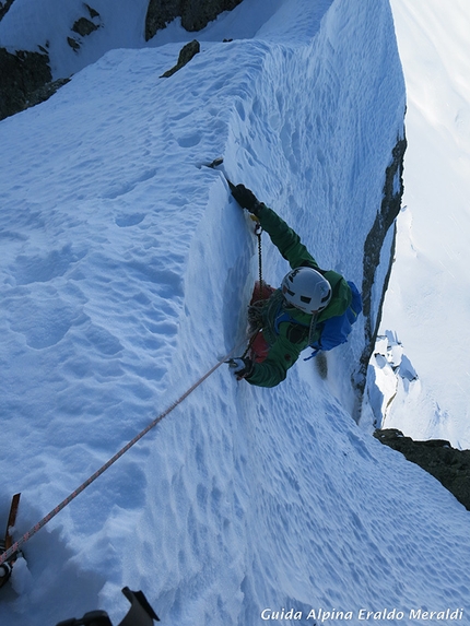 Di mamma ce n’è una sola, Monte Foscagno, Alta Valtellina - Eraldo Meraldi e Stefano Bedognè durante la prima salita di 'Di mamma ce n’è una sola' (280m, III, M6, neve max 60°) Monte Foscagno (Alpi Retiche)