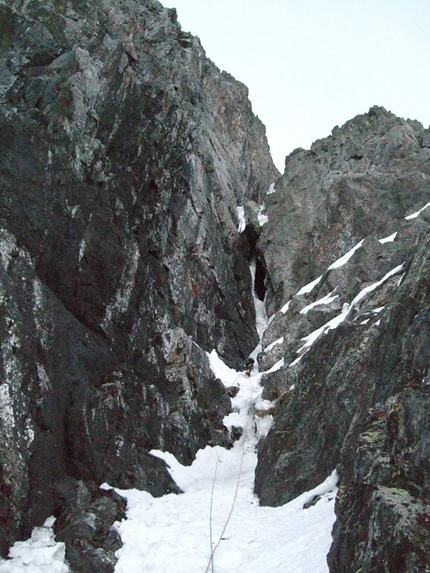 SuperPiter, Monte Aga, Alpi Orobie - Durante l'apertura di SuperPiter, Monte Aga, Alpi Orobie (Yuri Parimbelli, Marco Kita Tiraboschi ed Ennio Spiranelli 03/04/2015)