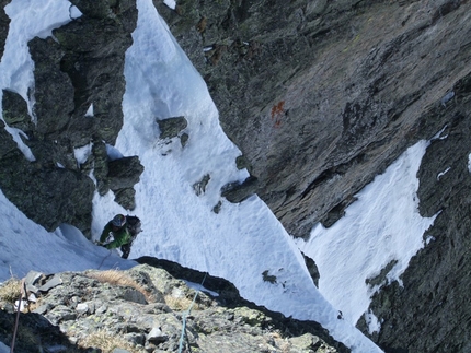 SuperPiter, Monte Aga, Alpi Orobie - Durante l'apertura di SuperPiter, Monte Aga, Alpi Orobie (Yuri Parimbelli, Marco Kita Tiraboschi ed Ennio Spiranelli 03/04/2015)