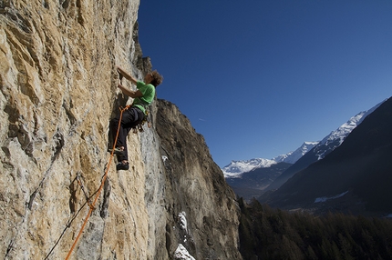 Crap de Scen, Alta Valtellina - Durante l'apertura di Catastrofa, la nuova via d’arrampicata su Crap de Scen in Alta Valtellina (250m, 8a (7a obbl), Paolo Marazzi, Luca Schiera, Giuliano Bordoni, Matteo Colico e Simone Pedeferri)