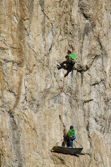 Crap de Scen, Alta Valtellina - Durante l'apertura di Catastrofa, la nuova via d’arrampicata su Crap de Scen in Alta Valtellina (250m, 8a (7a obbl), Paolo Marazzi, Luca Schiera, Giuliano Bordoni, Matteo Colico e Simone Pedeferri)